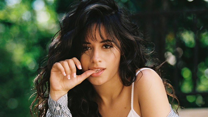 Араффед женщина с длинными черными волосами, сидящая на скамейке (camila cabello, американский, кубинец, певец, знаменитость)