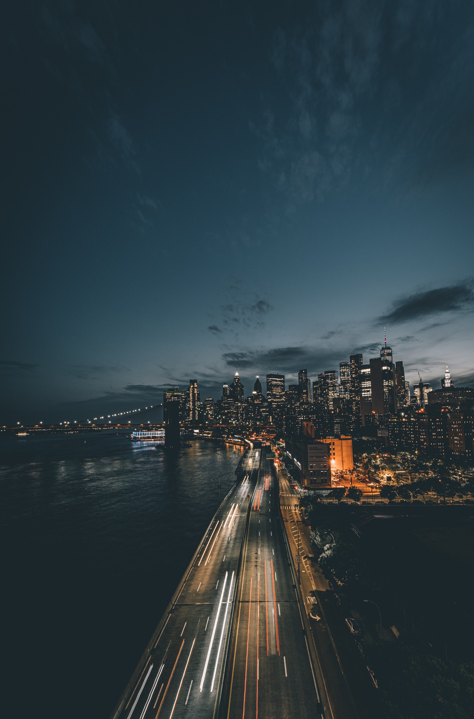 Vista de un horizonte de ciudad de noche con un puente y autos (noche, ciudad, nube, agua, edificio)