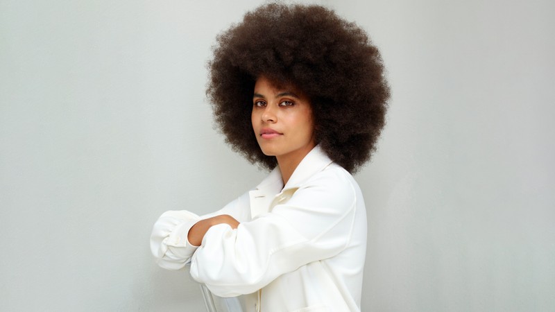 Eine frau mit einer großen afrofrisur steht mit verschränkten armen (zazie beetz, 8k, amerikanische schauspielerin, 5k, leute)