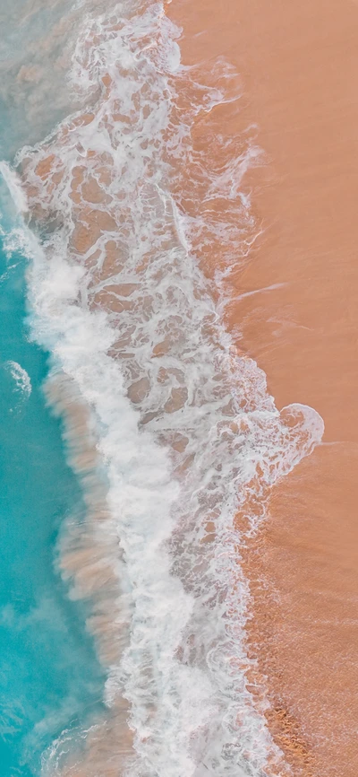 Vagues de plage sereines embrassant le rivage de sable