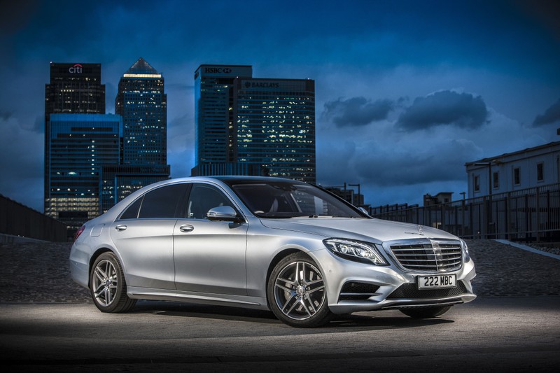 Седан mercedes s-класса припаркован перед городским горизонтом (mercedes benz e class, машина, литой диск, mercedes benz, mercedes benz s class)