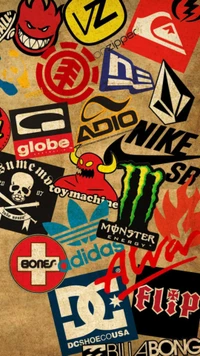 Un collage vibrant de logos et marques de skateboard emblématiques mettant en valeur la culture et le style urbains.