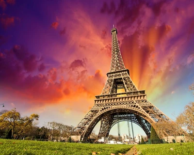 Torre Eiffel ao pôr do sol com céu vibrante