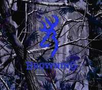 Logo Browning entouré de branches sombres