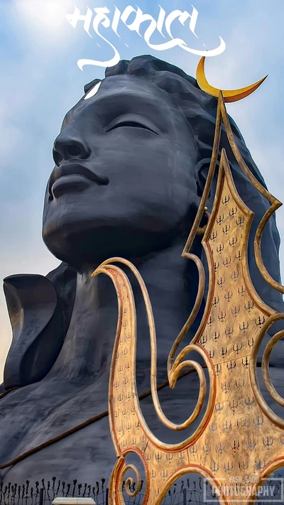 Majestätische Adiyogi-Statue mit Om-Symbol und Dreizack-Design