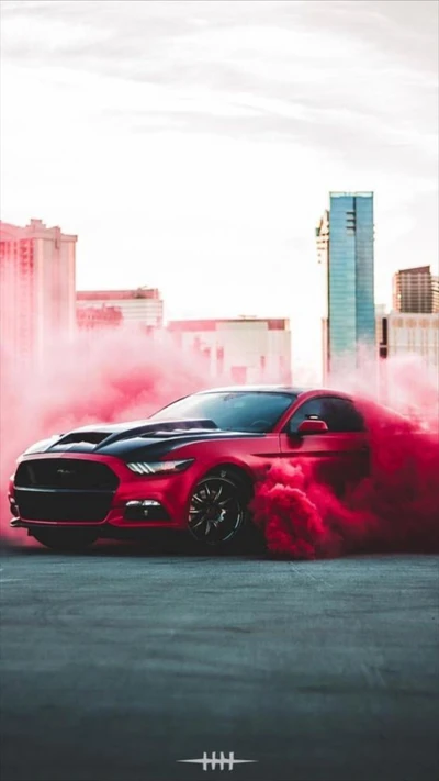 Coche rojo que emite humo en un entorno urbano