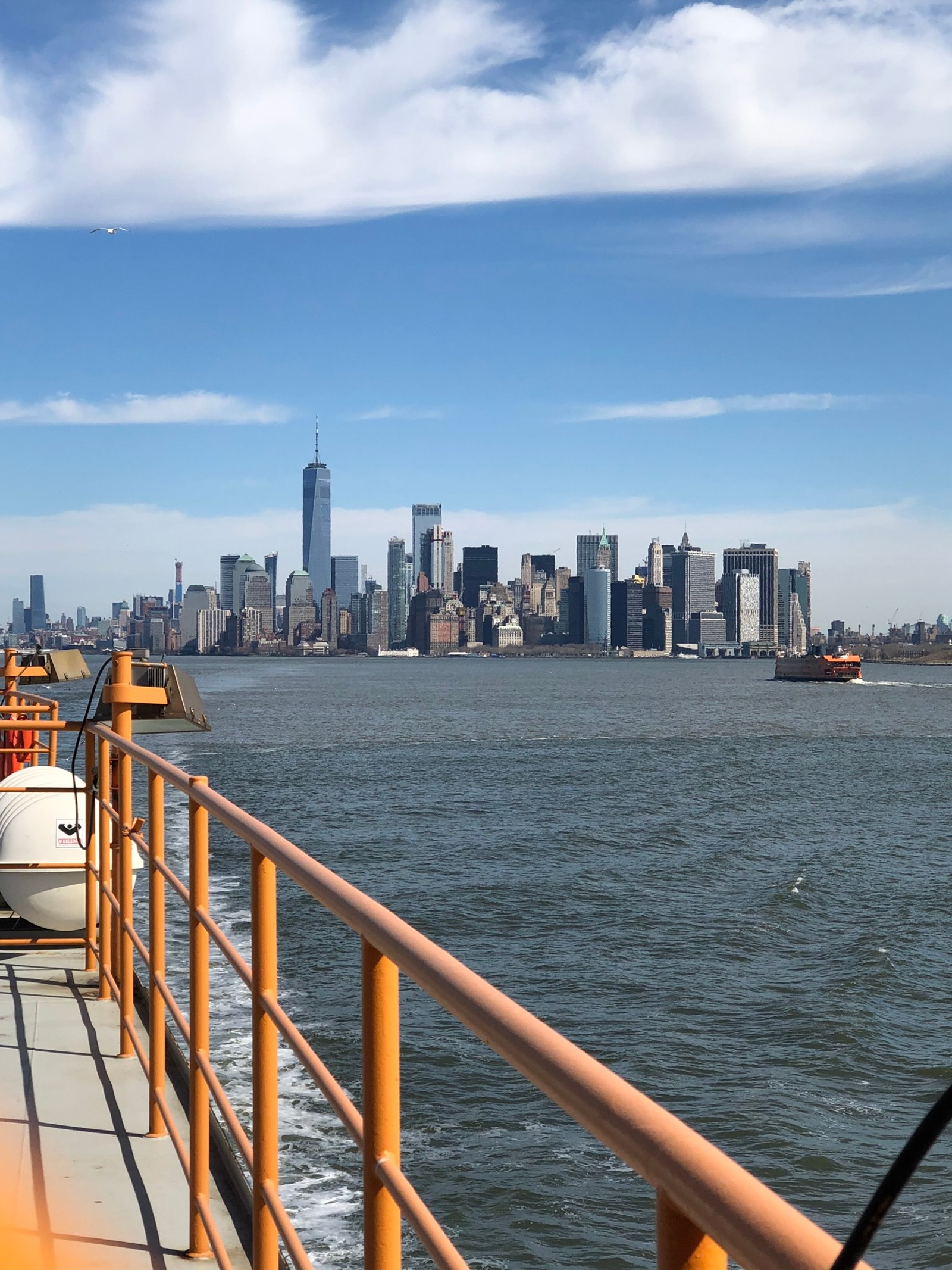 Há um barco navegando na água perto de uma cidade (nova york, new york city, água, dia, bloco de torre)