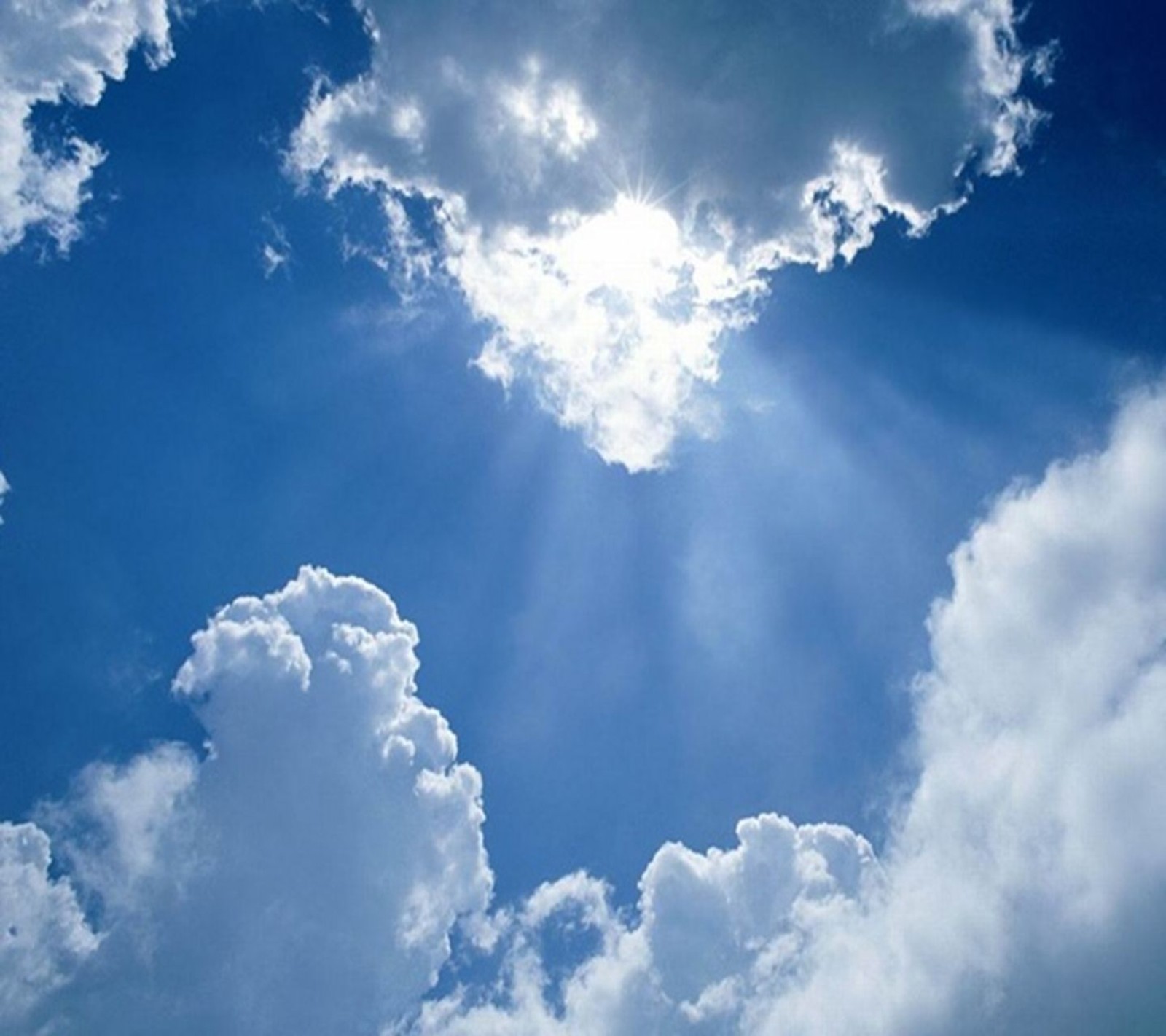 Il y a un avion qui vole à travers les nuages avec le soleil qui brille à travers (beau, bleu, nuages, paysage, nature)