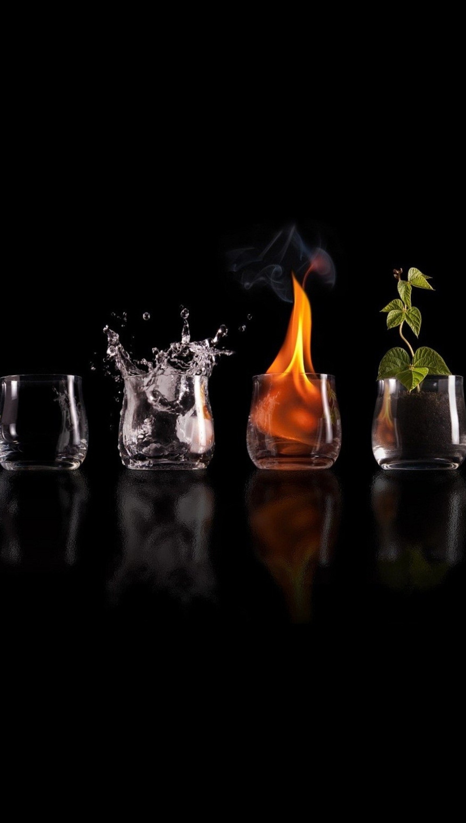 Hay cuatro tipos diferentes de vasos con fuego y agua (abstracto, belleza, oscuro, profundo, elemento)