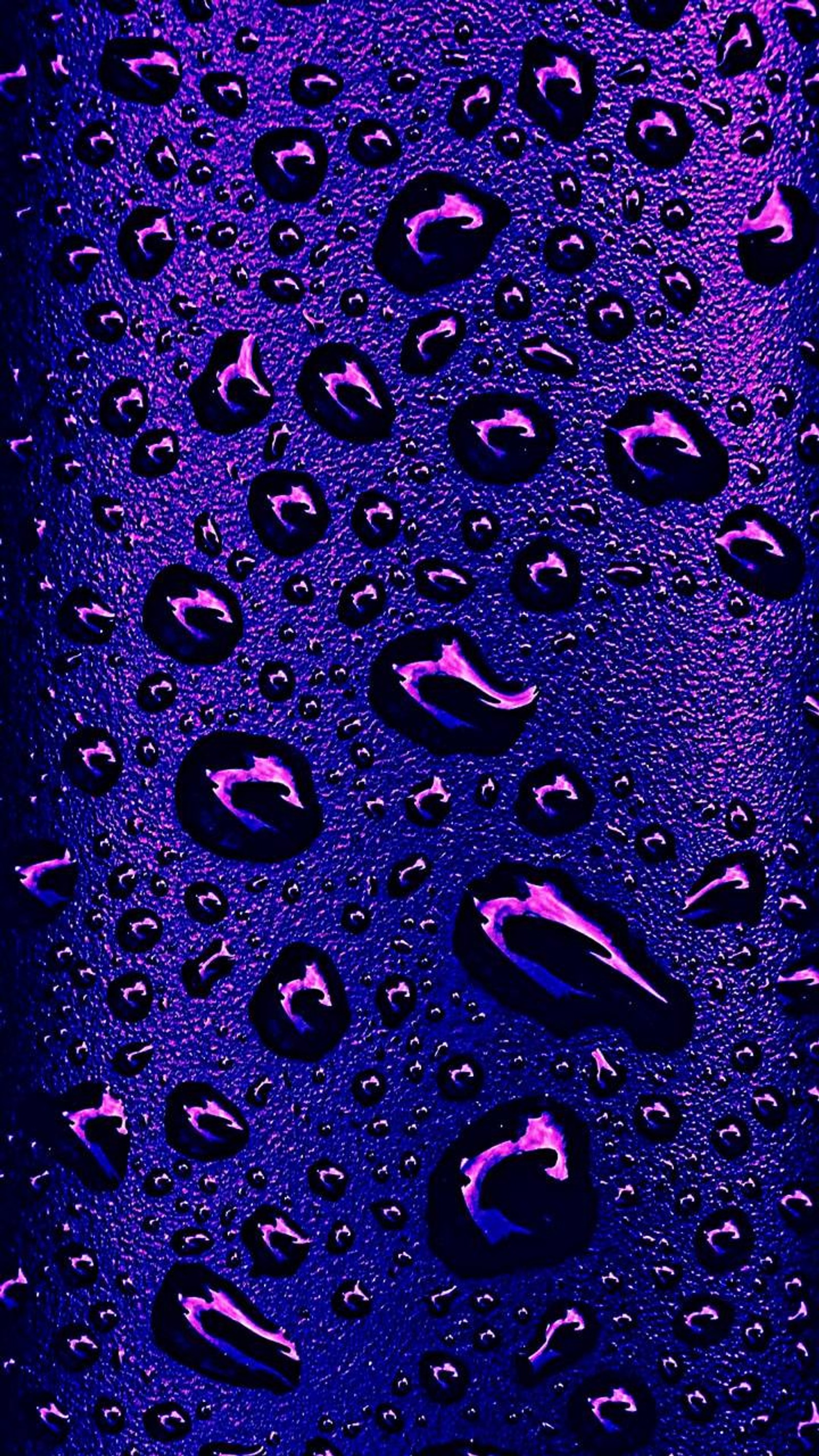 A close up of a purple and black background with water droplets (purple, water)