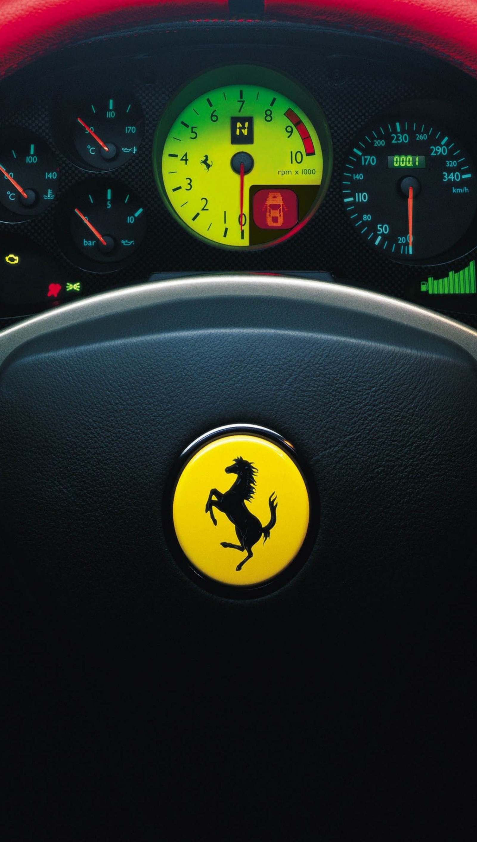 Un primer plano de un volante de ferrari con el logo de ferrari (coche, logotipo, amarillo)