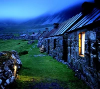 Nuit sereine parmi des cottages en pierre dans un paysage brumeux