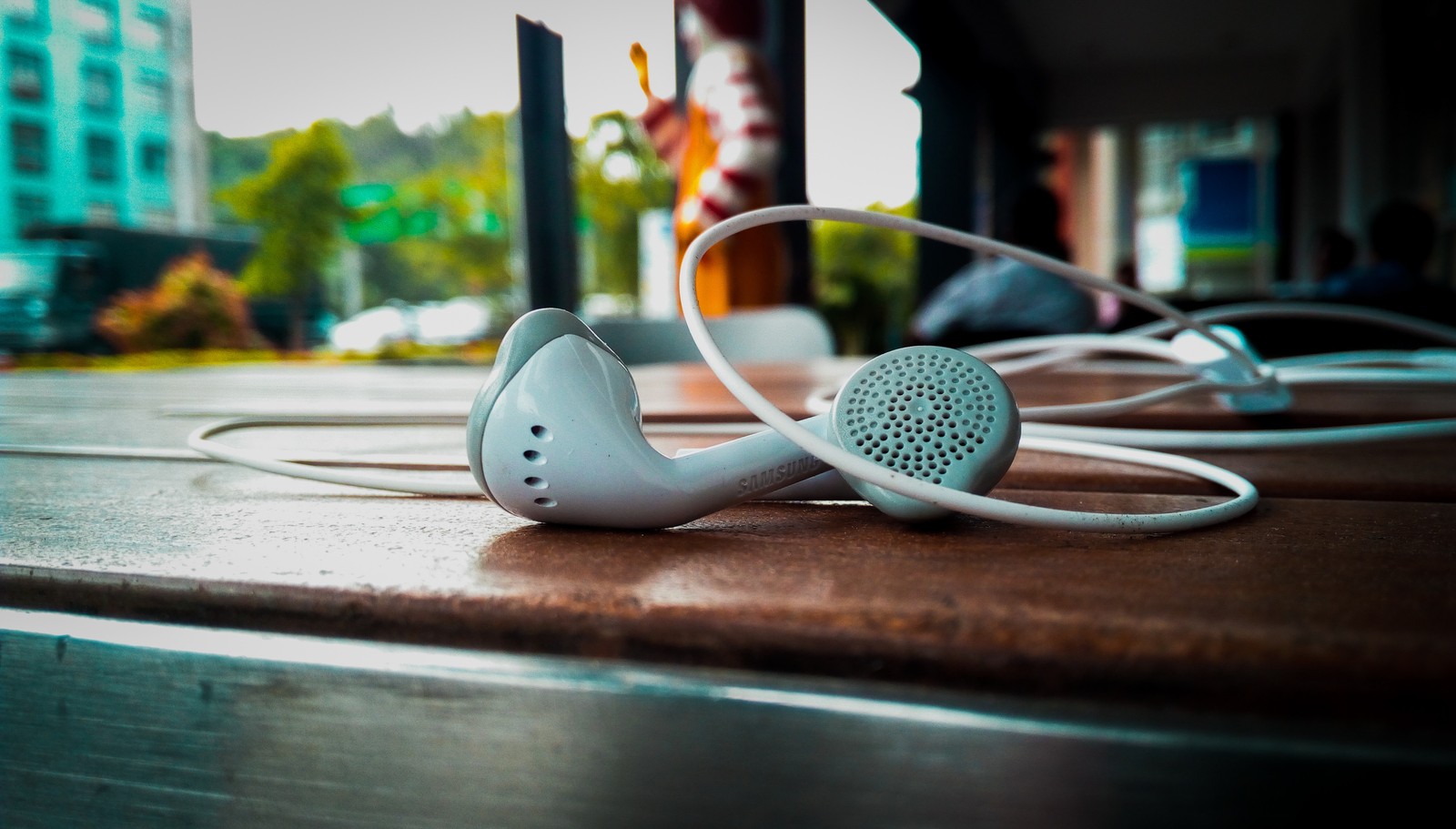 Es liegt ein paar ohrhörer auf einem tisch. (hintergrund, unschärfe, bokeh, kopfhörer, musik)