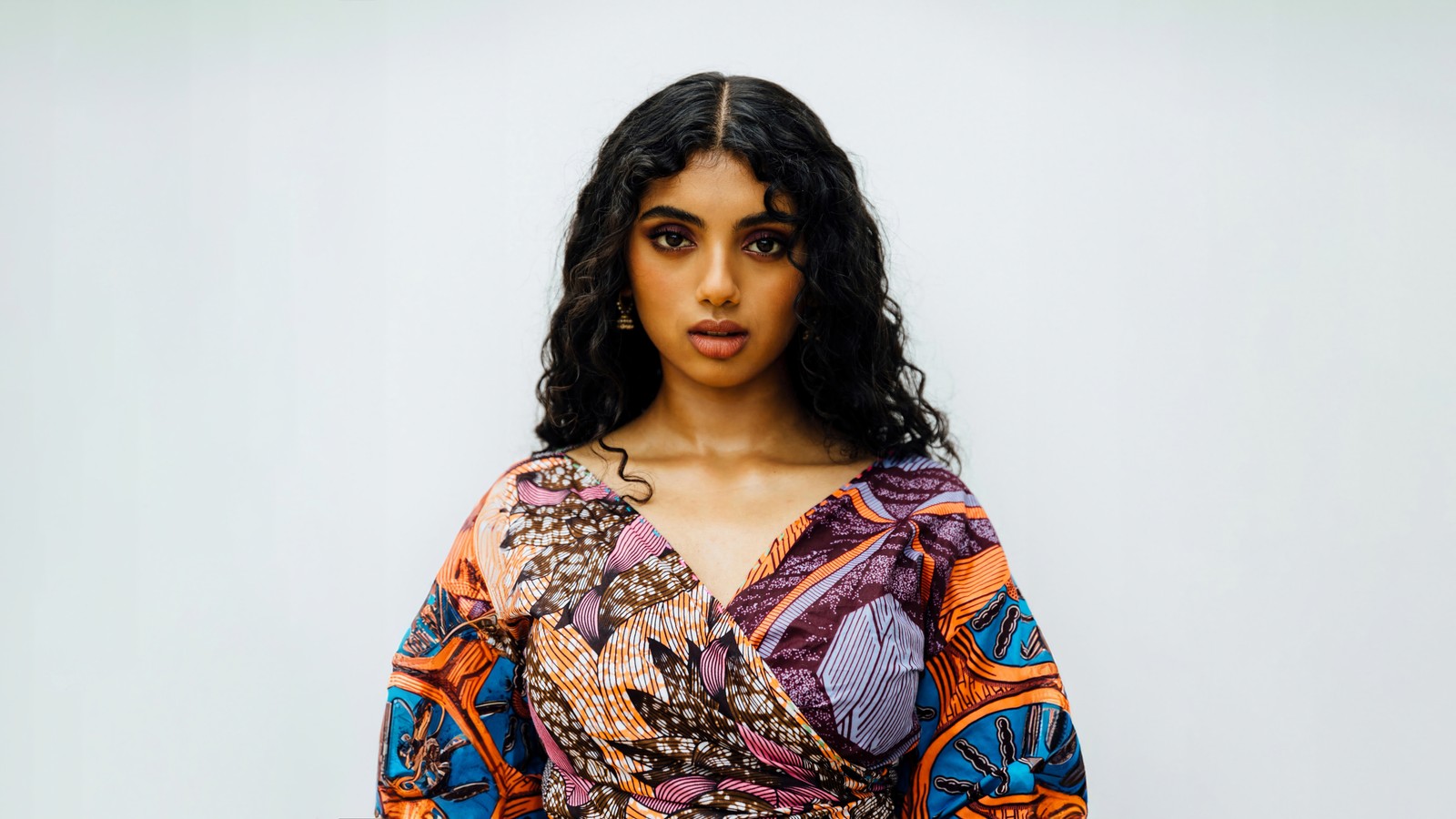 Image d'une femme en robe colorée posant pour une photo (avantika vandanapu, célébrité, filles, femme, actrice)