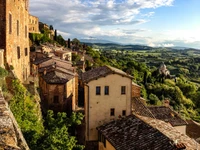 Pueblo montañoso pintoresco con arquitectura histórica y terreno verde exuberante