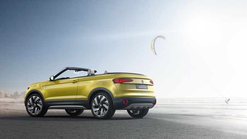 Желтый кабриолет volkswagen t-roc, припаркованный на пляже (фольксваген жук, volkswagen beetle, фольксваген поло, машины, volkswagen)