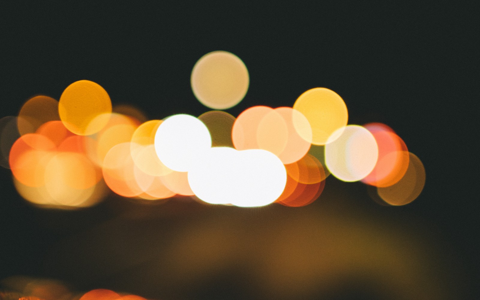 Blurred image of a street light with a blurry background (bokeh, light, lighting, yellow, night)