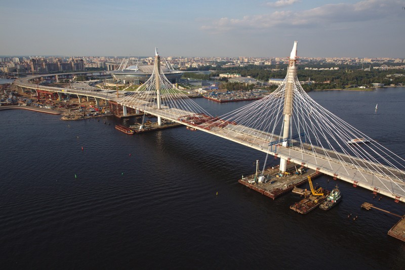 Арафеидный мост через водоем с лодкой в воде (вантовый мост, мост, балочный мост, подвесной мост, арочный мост)