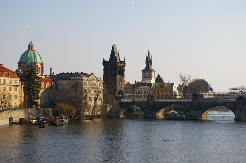 Воздушный мост через реку с лодкой в ней (прага, река, водный путь, мост, город)