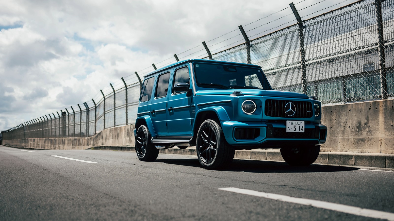 Un primer plano de un mercedes g azul estacionado en una carretera (g wagon, 5k, mercedes amg g 63, mercedes amg g class suv, coches)