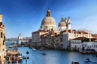 Malersicher Blick auf den Grand Canal mit der Basilika und Gondeln in Venedig