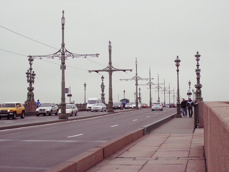 Много уличных фонарей по обочине дороги (река нева, мост, подвижный мост, воздушная линия электропередачи, электричество)