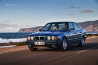 BMW M5 E39 : Une voiture de performance exécutive classique sur la route ouverte