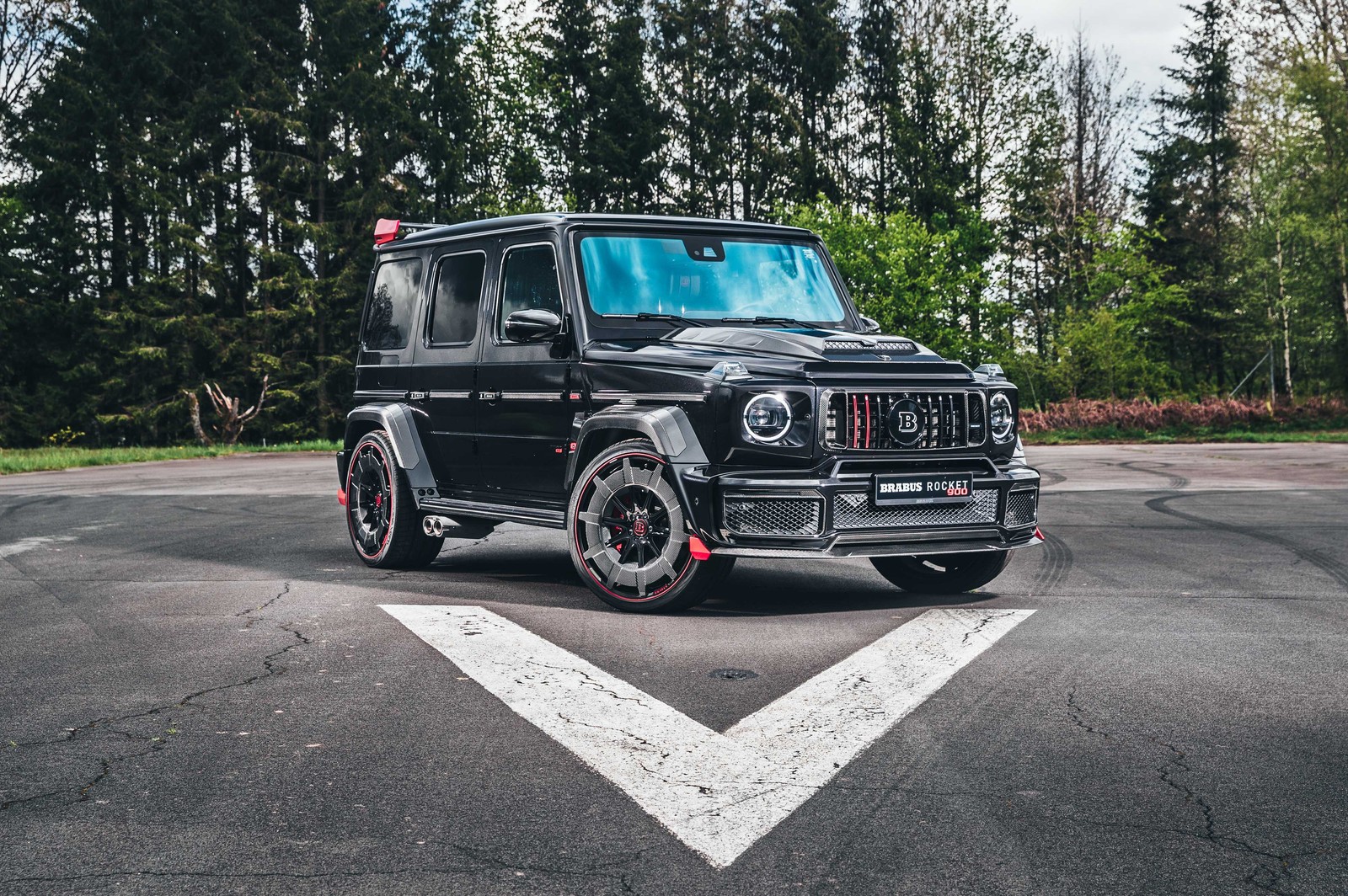 Ein schwarzer mercedes g-klasse steht auf einem parkplatz (brabus 900 rocket edition, mercedes benz amg g 63, custom tuning, 2021, autos)