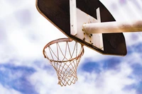 Basketballkorb gegen einen klaren Himmel