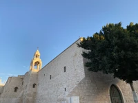 Chapelle médiévale historique avec clocher et murs en pierre