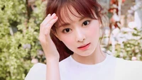 Tzuyu von TWICE in einer ruhigen Umgebung im Freien, die ihre natürliche Schönheit und ihren Charme zeigt.