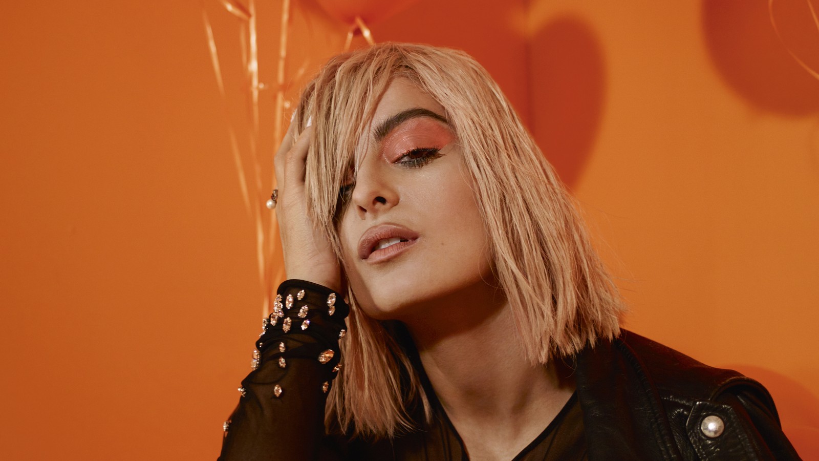 Gros plan d'une femme avec des cheveux blonds et un haut noir (bebe rexha, chanteur, célébrité, femmes, filles)