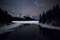 Noite estrelada sobre o lago Maligne no Parque Nacional de Jasper