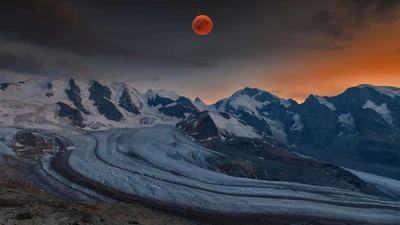 Lua de sangue sobre a cordilheira Bernina: Uma deslumbrante paisagem ao pôr do sol nos Alpes