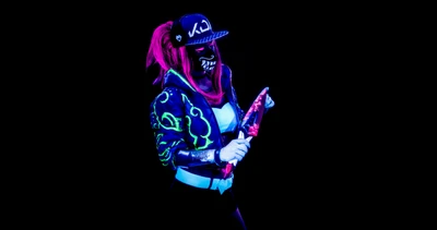 KDA Akali Cosplay im Neonlicht vor schwarzem Hintergrund