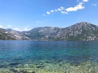 Eaux turquoise reflétant des chaînes de montagnes majestueuses