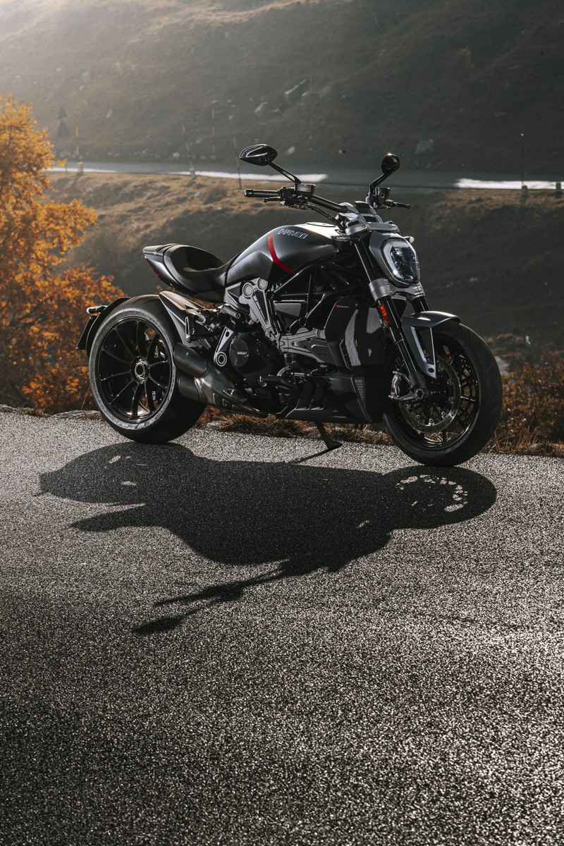 Мотоцикл, припаркованный на обочине дороги рядом с озером (ducati xdiavel black star, 2021, велосипеды, обои 4k)