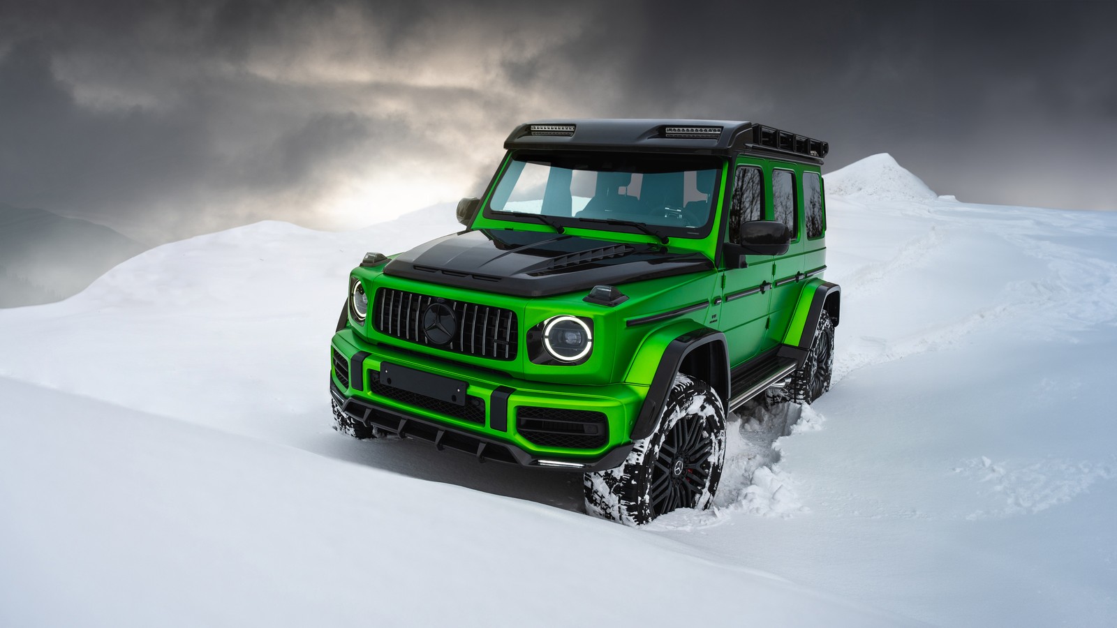 Um close em um jeep verde dirigindo por um campo coberto de neve (coberto de neve, mercedes amg g 63, 5k, g wagon, carros)