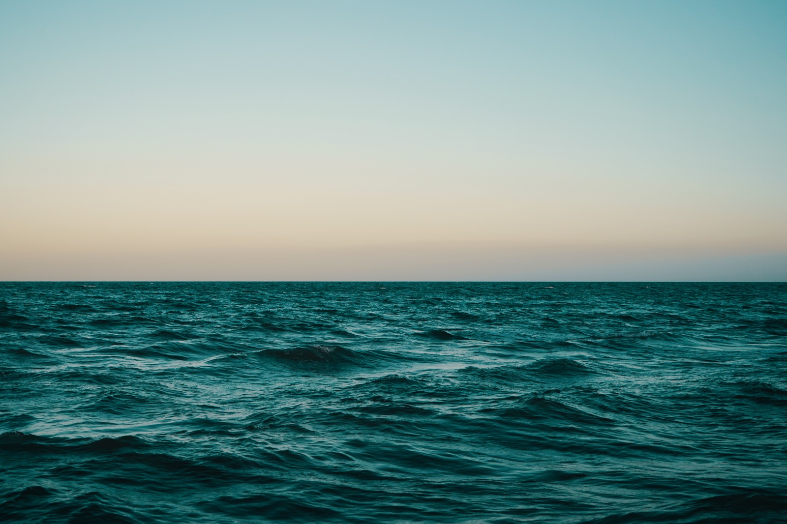 Vista del océano con un cielo claro de fondo (mar, horizonte, cuerpo de agua, océano, agua)