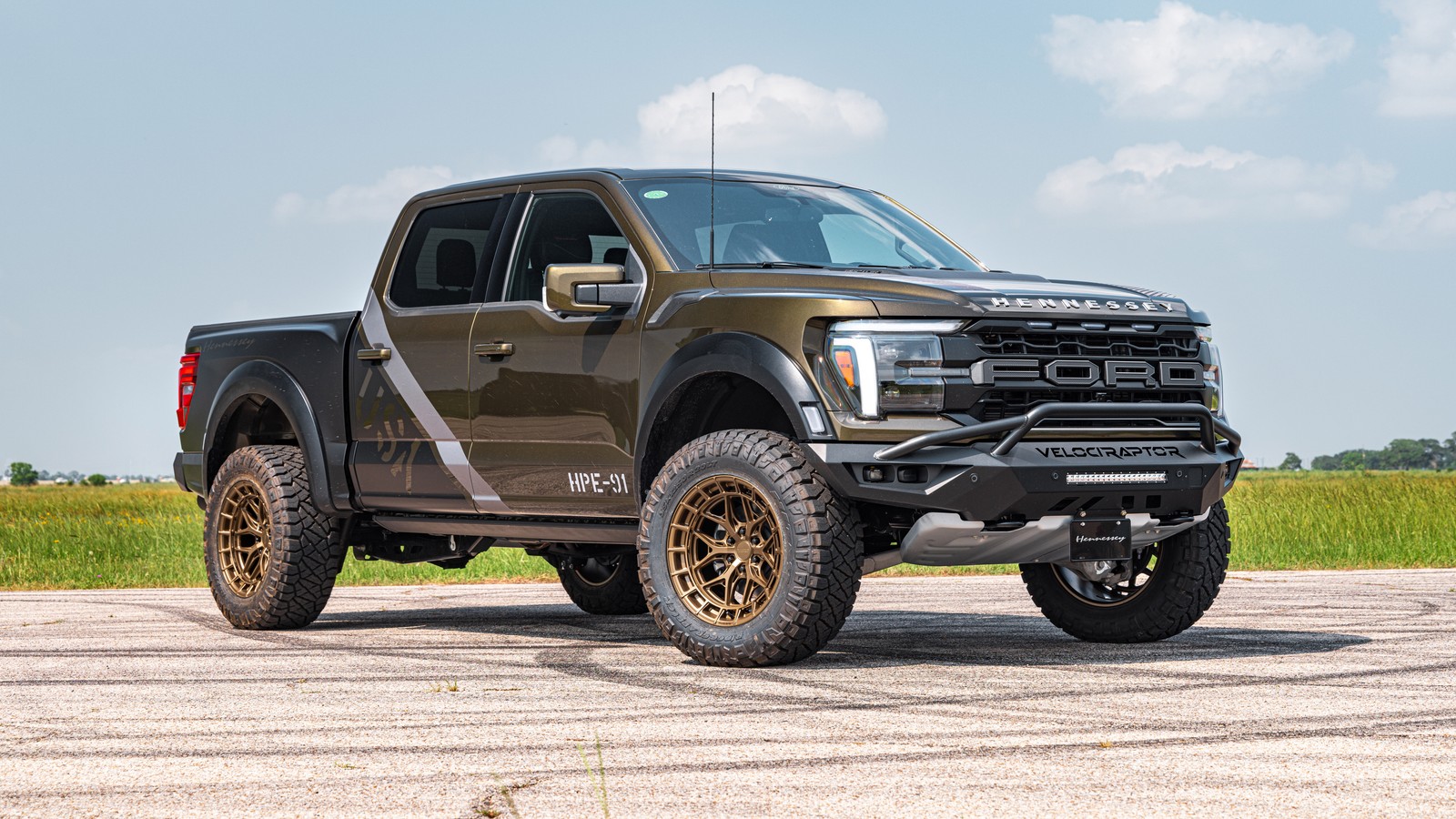 Un primer plano de un camión estacionado en una carretera cerca de un campo (ford f 150 raptor, 2024, 5k, 8k, coches)