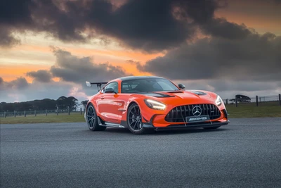 2021 Mercedes AMG GT Black Series em laranja marcante contra um fundo dramático de pôr do sol