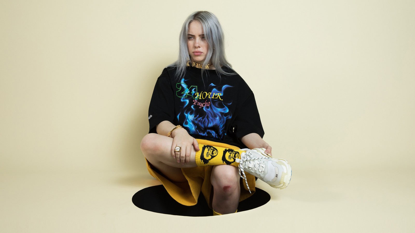 Арафедская женщина сидит на полу с скейтбордом на коленях (billie eilish, певец, знаменитость, девочки)