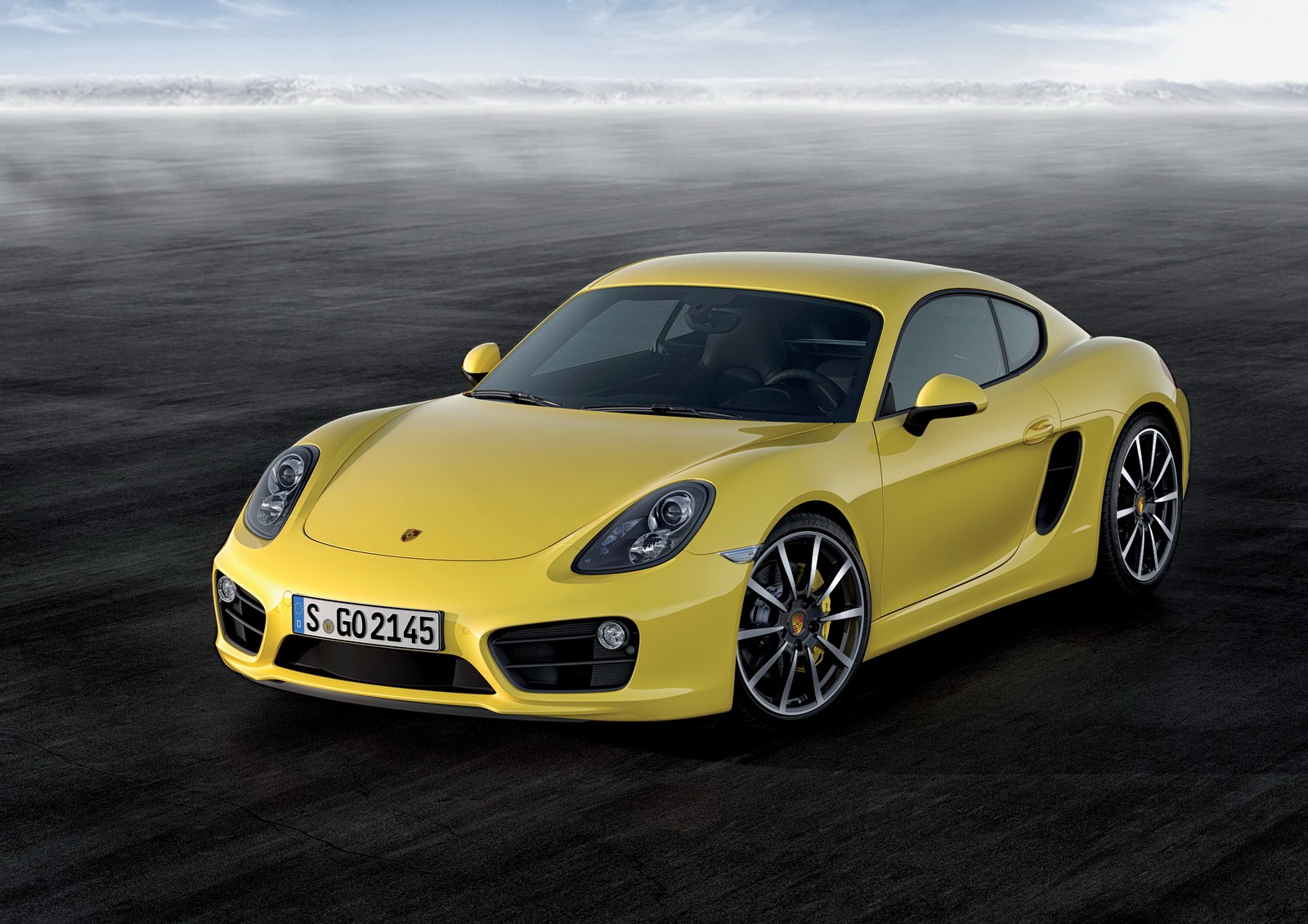 Un coche deportivo porsche amarillo conduciendo por una carretera en el desierto (porsche, coche, coche deportivo, porsche cayman s, porsche cayman s 2014)