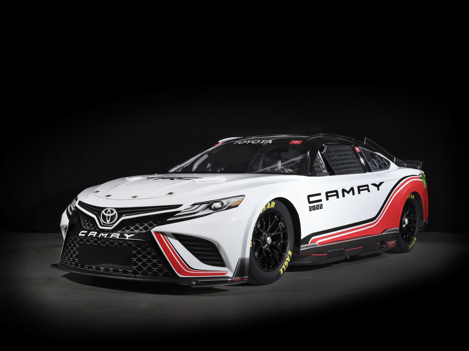 La toyota camry est une voiture de course prête à courir (toyota trd camry, voiture de course nascar, 2021, arrière plan sombre, 5k)