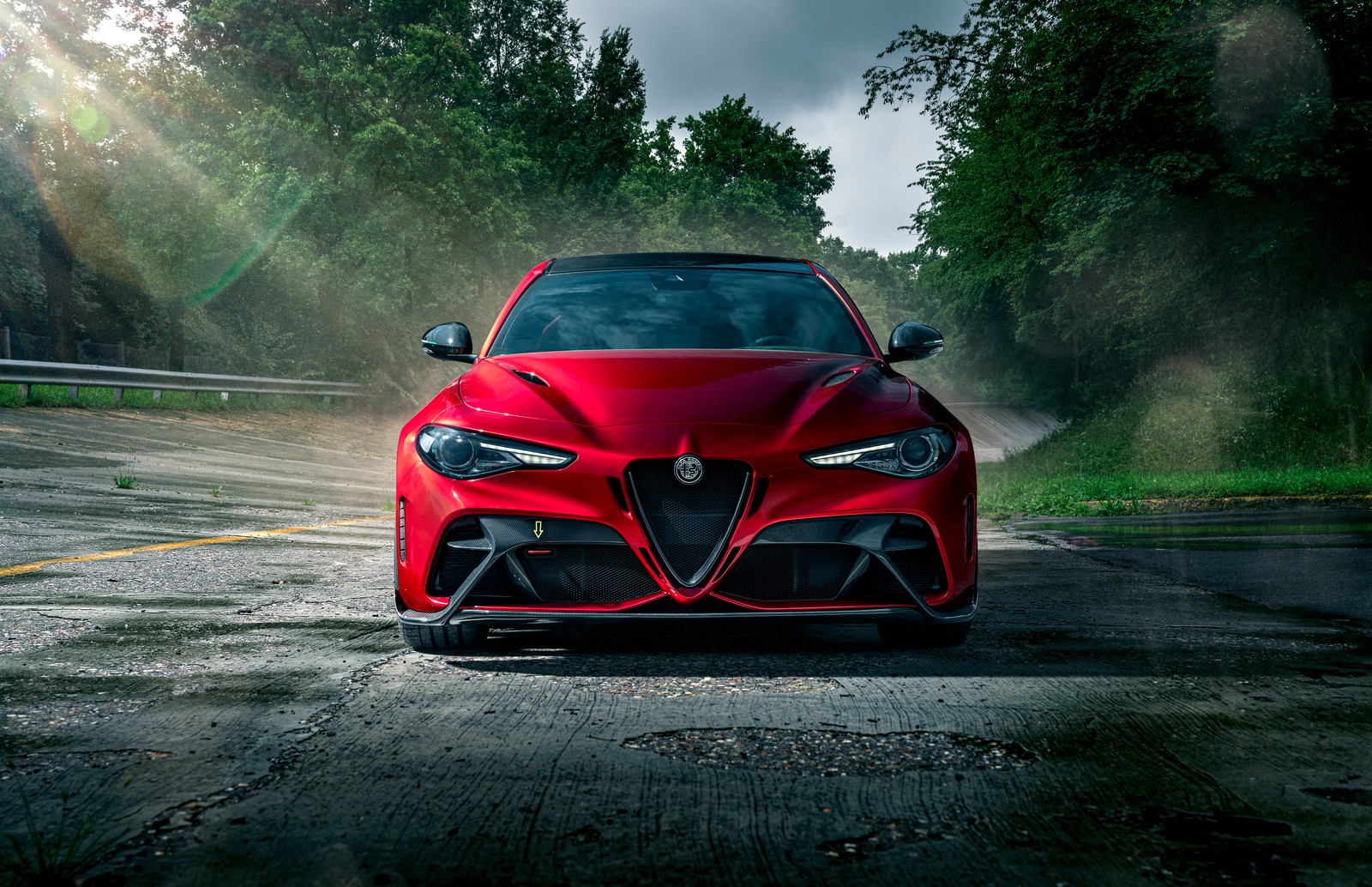 Une voiture alfa rouge roulant sur une route mouillée sous la pluie (alfa romeo giulia gtam, berline de performance, 8k, super salon, 2021)