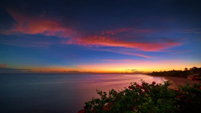 Horizonte Tranquilo al Amanecer: Una Vibrante Reflexión del Atardecer