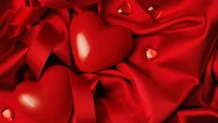 Corazones rojos románticos sobre terciopelo para el Día de San Valentín