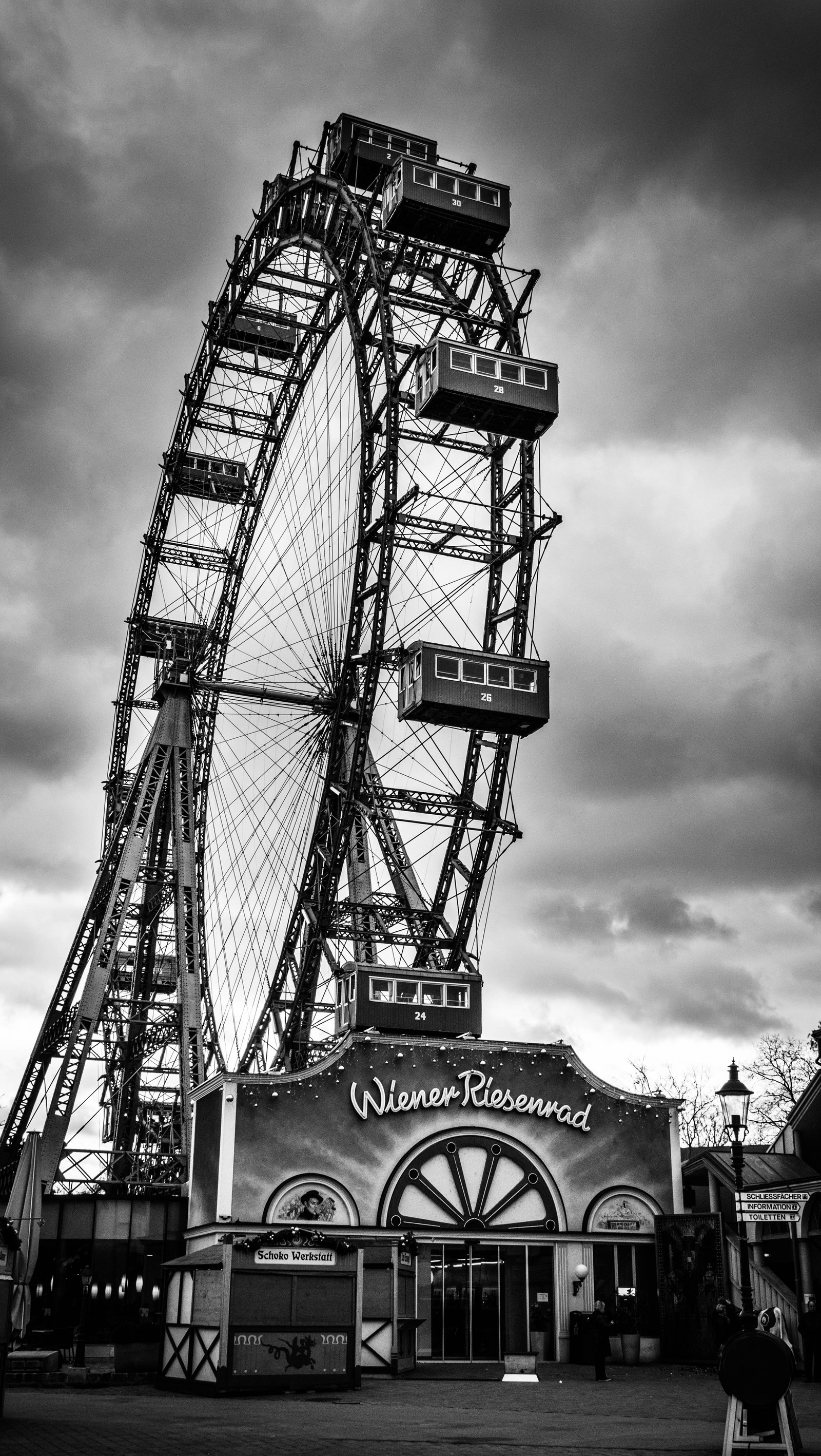 Une photo en noir et blanc d'une grande roue dans une ville (autriche, noir et blanc, grande roue, vienne)