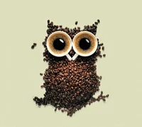 Hibou fait de grains de café avec deux tasses d'espresso