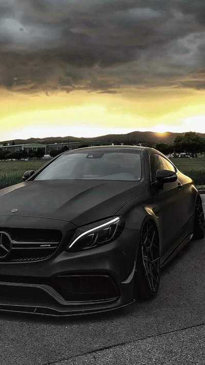 Mattschwarzer Mercedes AMG C63 bei Sonnenuntergang